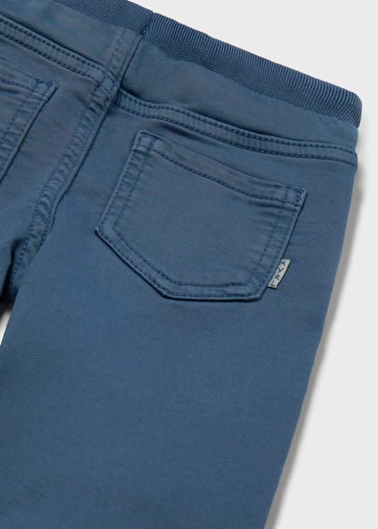 Calças jogger de sarja soft para bebé menino Mayoral em Azul Escuro - detalhe