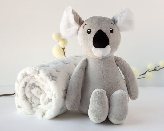 Conjunto prenda: manta 100x100cms + peluche Koala Cinza