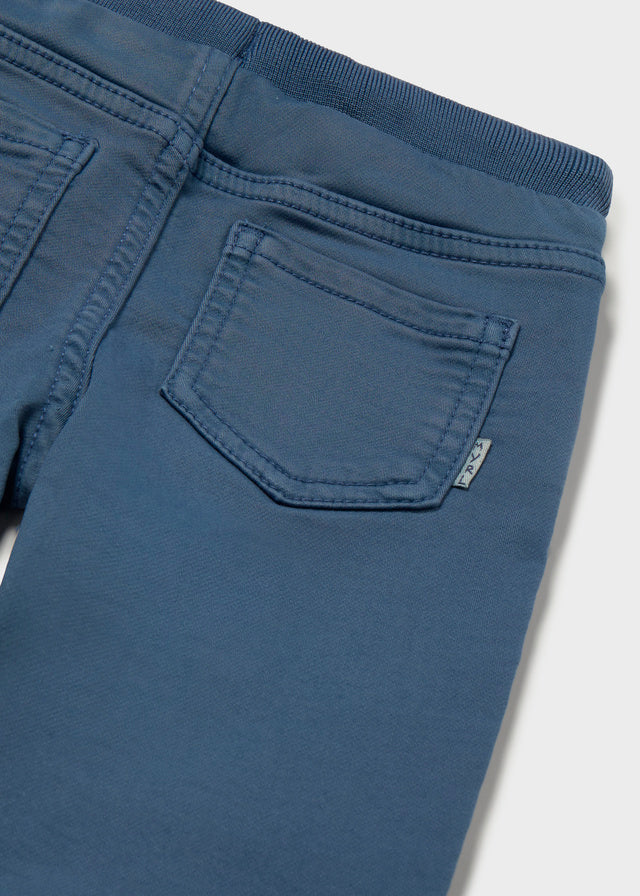 Calças jogger de sarja soft para bebé menino Mayoral em Azul Escuro - detalhe